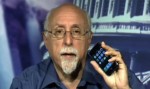 090605walt_mossberg_iphone_cellphone
